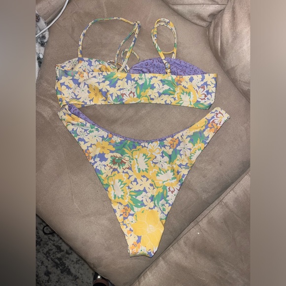 Bikini - Picture 2 of 3